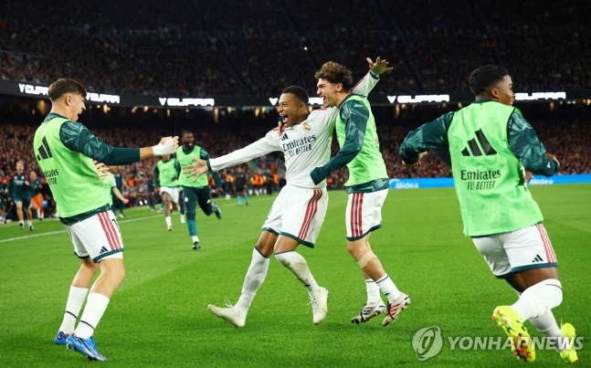 음바페(가운데)의 결승 골이 터진 후 기뻐하는 레알 마드리드 선수들 / 사진=연합뉴스
