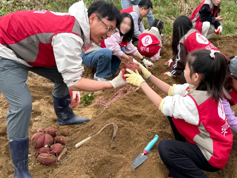 롯데건설 임직원 가족의 ‘그린팜’ 텃밭 봉사