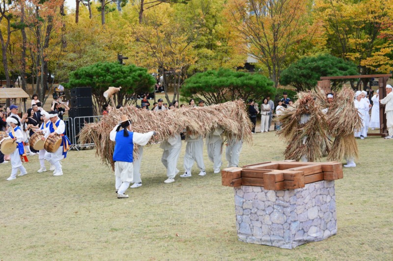 지난 24일 독산성문화제에서 서도밴드가 공연을 펼치는 모습. /오산시