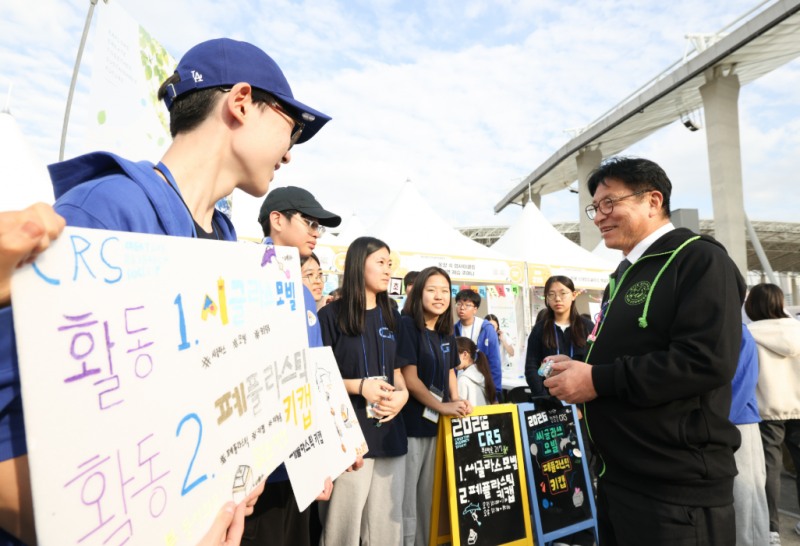 도성훈 인천시교육감이‘제12회 인천수학축전 및 제28회 인천과학대제전’에서 학생들과 대화를 하고있다. /인천시교육청