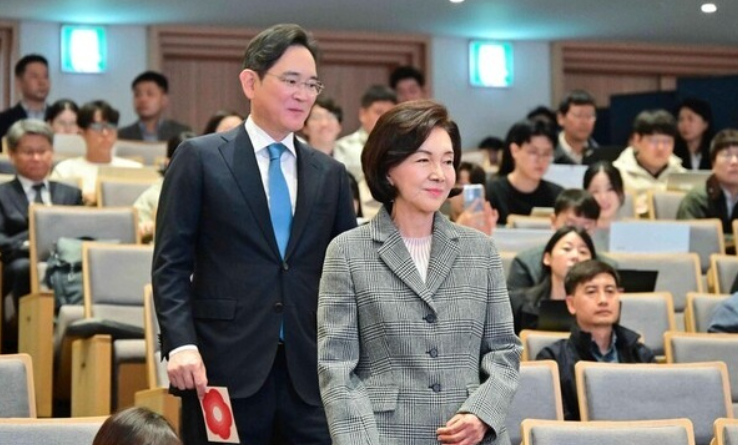 홍라희 명예관장, 40년 나눔 공로 국민훈장 동백장