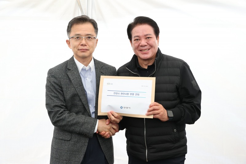 최대호 안양시장(우)이 김석기 국토교통부 건설정책국장과 함께 하고있다. /안양시