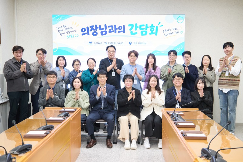 장정순 용인시의회 의장과 정책지원관들이 함께 기념촬영을 하고있다. /용인시의회