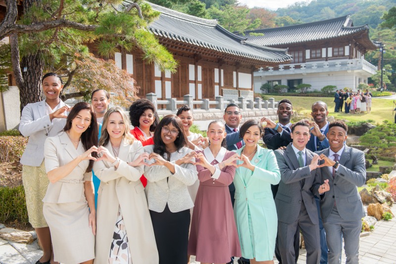 25일 경기 과천 소재 하나님의 교회 '엘로힘기념관'에서 전통 한옥을 배경으로 기념 사진을 촬영한 85차 해외성도방문단.