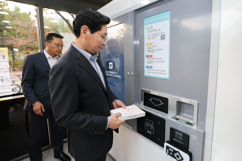 이상일 용인시장이 직접 도서 대출·반납을 시연하며 시설 이용에 불편함 여부를 살피고 있다. /용인시