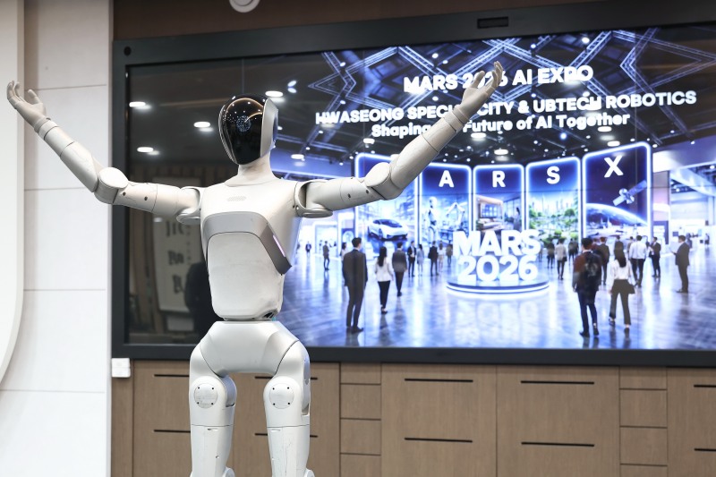 「MARS 2026」 개막식 오프닝 무대에서 발레 퍼포먼스를 선보일 휴머노이드 로봇 ‘루나(LUNA)’의 모습. /화성시