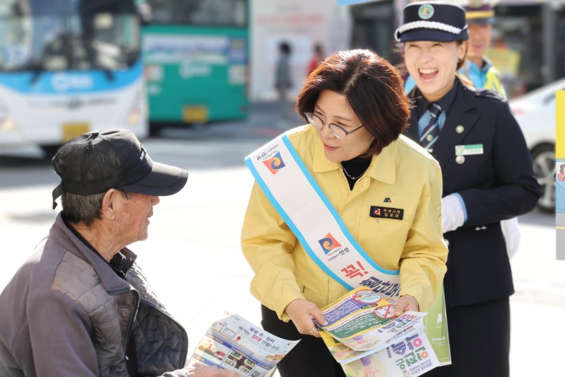 교통안전 캠페인을 펼치고 있는 김보라 안성시장. /안성시