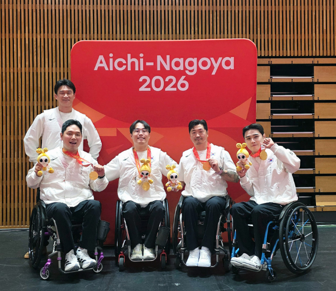 지난 23일 일본 아이치현 가리야 윙 아레나에서 열린 ‘2026 아이치·나고야 아시안패러게임’ 휠체어럭비 결승전에서 금메달을 획득한 한화비전 소속 국가대표 선수들이 기념촬영을 하고 있다. / 이미지 = 한화비전