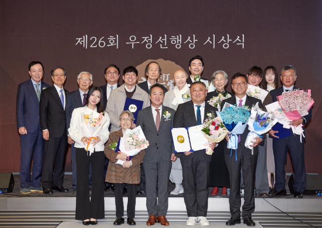 이웅열 코오롱그룹 오운문화재단 이사장(아랫줄 가운데)이 수상자, 심사위원들과 27일 서울 마곡 코오롱원앤온리타워에서 오운문화재단이 개최한 ‘제26회 우정선행상 시상식’에서 기념촬영을 하고 있다. 사진= 코오롱그룹