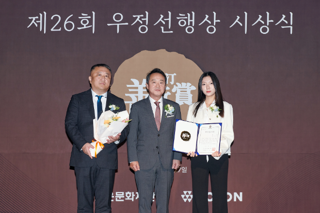 코오롱그룹 개최했다. 이웅열 재단 코오롱그룹 오운문화재단 이사장(가운데)이 27일 오운문화재단이 서울 마곡 코오롱원앤온리타워에서 개최한 ‘제26회 우정선행상’ 시상식에서 대상 수상자 ‘하늘그림’의 이용규(왼쪽), 박지온(오른쪽) 씨와 기념촬영을 하고 있다. 사진= 코오롱그룹