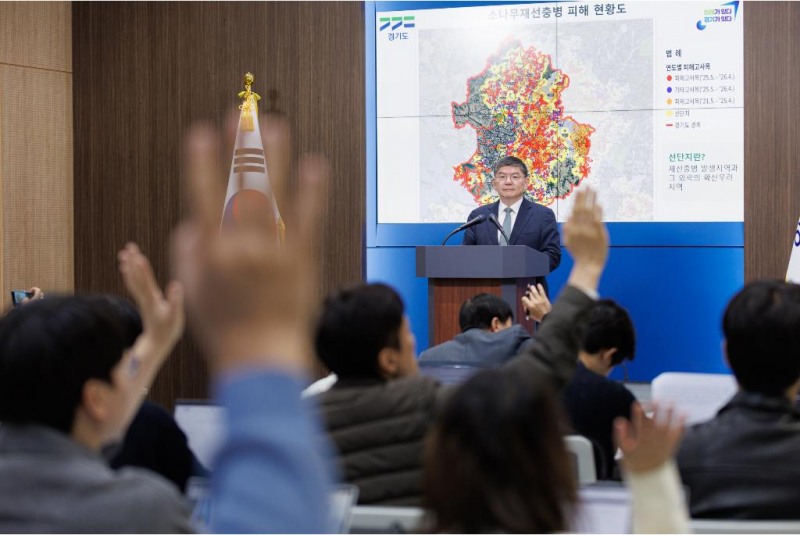 27일 오후 경기도청 브리핑룸에서 차성수 기후환경에너지국장이 가평군 소나무재선충병 특별방제구역 지정과 경기도 대응 계획 관련 기자회견을 하고 있다. /경기도