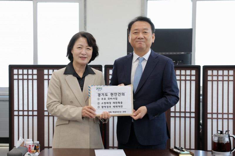추미애 경기도지사가 27일 이광재 국회 예산결산특별위원장과 함께 하고있다. /경기도