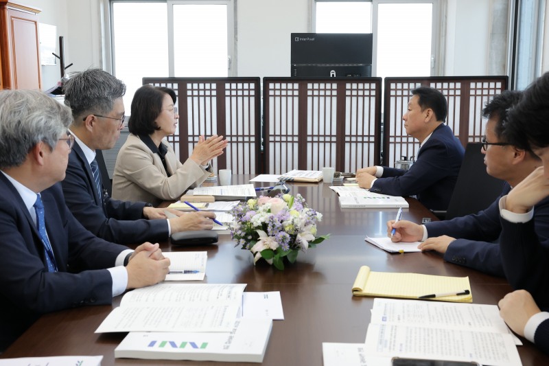 추미애 경기도지사가 27일 경기도 예산 상황을 설명하고이다. /경기도