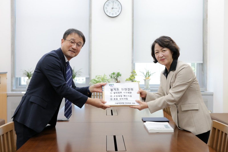 추미애 경기도지사(우)가 한병도 민주당 원내대표와 함께 하고있다. /경기도