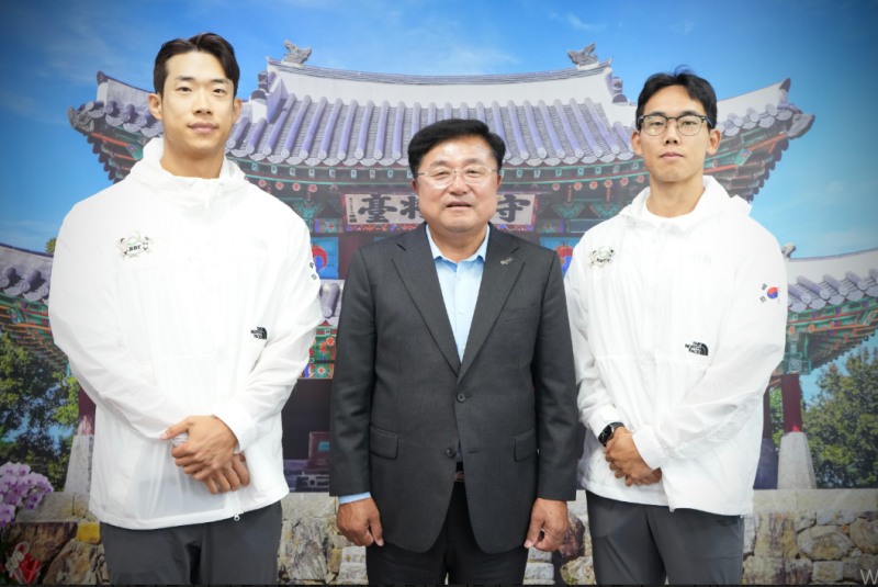 박관열 광주시장이 보디빌딩 국가대표 선수들과 기념촬영 을 하고있다. /광주시