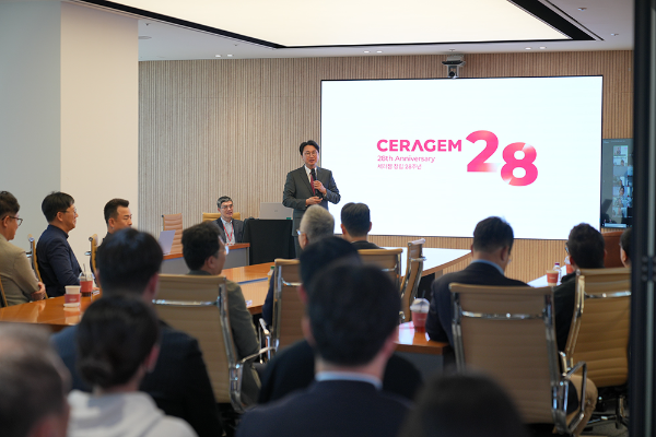 세라젬 창립 28주년 기념식에서 이경수 대표이사 사장이 임직원들에게 회사 비전을 공유하고 있다.