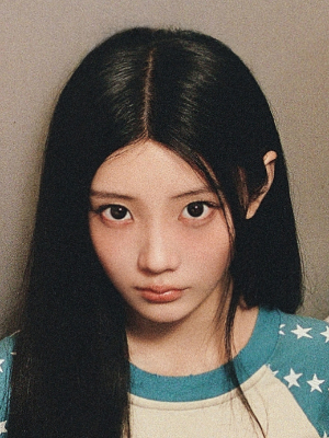 투썸플레이스 홀리데이 캠페인 모델로 발탁된 아일릿(ILLIT) 원희 / 사진제공: 하이브빌리프랩(하이브)