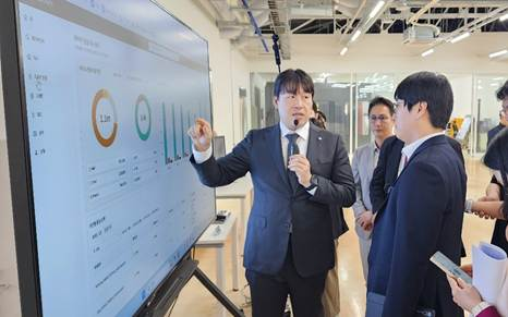 지난 21일 대구 성서공단 공정혁신시뮬레이션센터에서 원프레딕트 성민석 부사장이 하정우 국가인공지능전략위원회 부위원장 등 참석자들에게 제조 데이터·AI 모델 개발 및 운영 플랫폼 ‘싸이클론’을 활용한 지역 제조기업의 AX 기술 적용 사례를 설명했다./원프레딕트