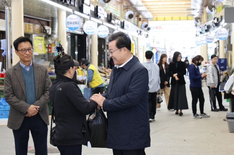 김성제 의왕시장이 국화축제에서 상인들과 인사