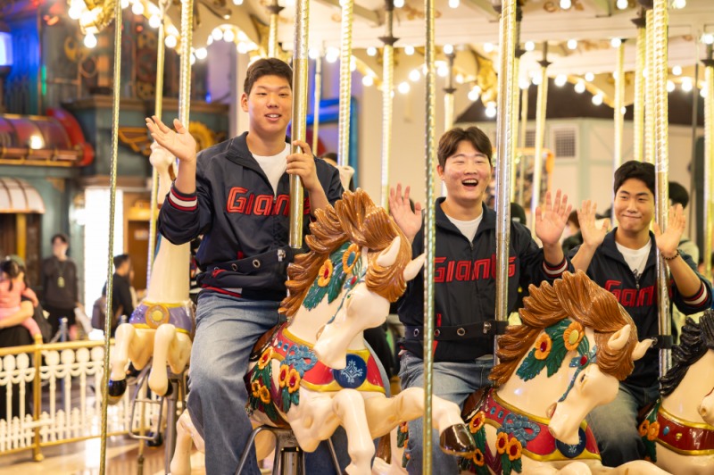 롯데자이언츠 선수단, 롯데월드 어드벤처·서울스카이 방문