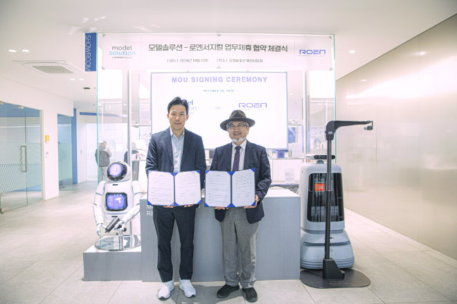 모델솔루션 유형민 대표이사(왼쪽)와 로엔서지컬 권동수 대표이사가 지난 26일 모델솔루션 부천사업장에서 차세대 의료로봇 개발 협력을 위한 업무협약(MOU)을 체결한 뒤 기념 사진을 찍고 있다. 사진=한국앤컴퍼니