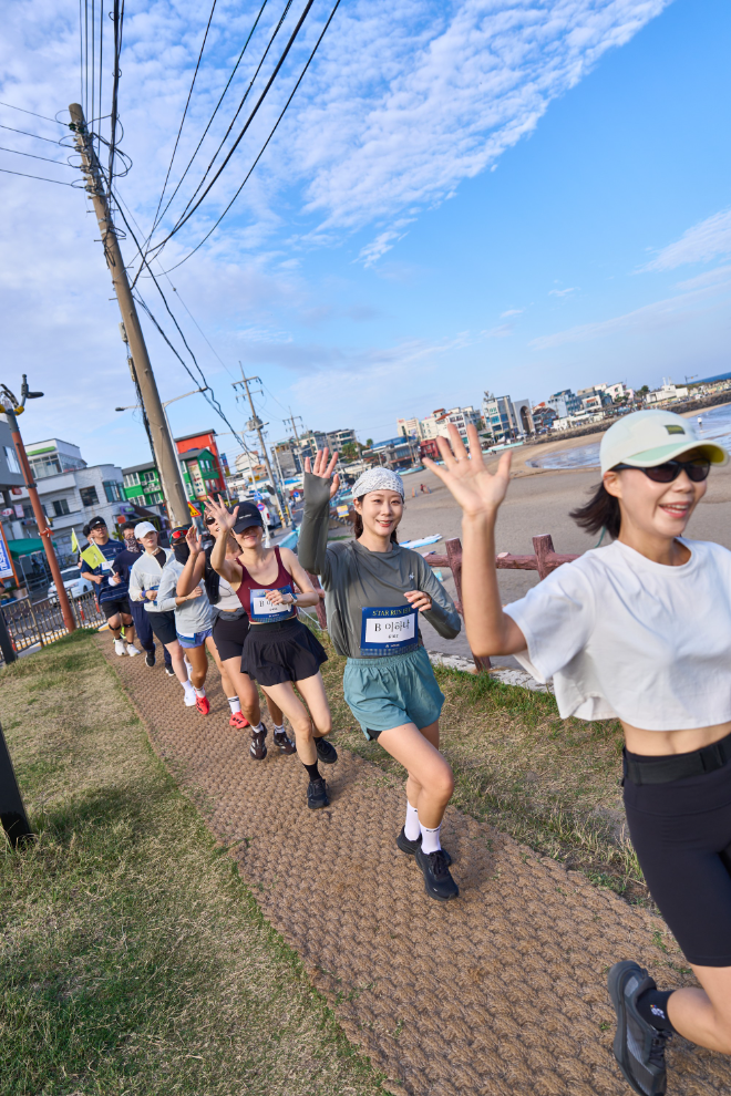 ‘스타런제주’ 참가자들이 이호테우 해안을 따라 달리고 있다.