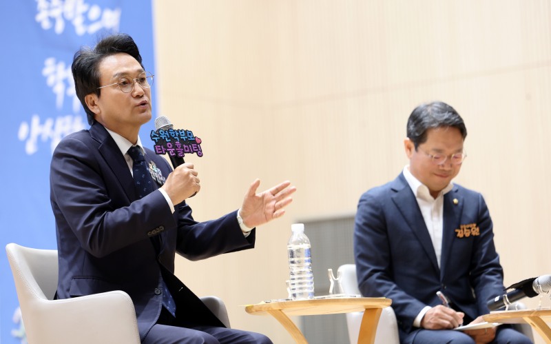 안민석 경기도교육감이 28일 오전 수원 경기도교통연수원에서 김승원 국회의원, 김혜리 수원교육장, 박옥분 도의원, 최상규 도의원, 한운옥 도의원, 황수영 도의원, 최찬민 도의원, 채명기 도의원, 장정희 도의원, 김현덕 도의원, 시의원, 학부모 등이 참석한 가운데 찾아가는 교육감실 타운홀 미팅을 하고 있다. /경기도교육청