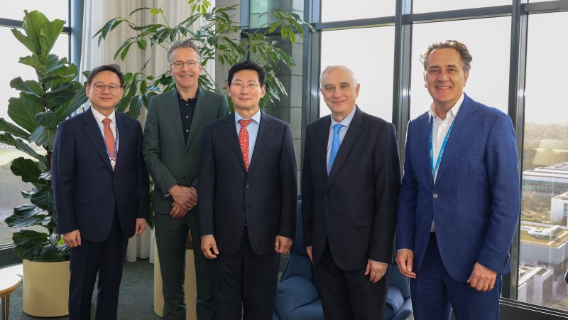 28일 ASML 본사에서 이상일 용인특례시장(가운데)이 최한종 ASML 코리아 대표이사(왼쪽 첫째), 예룬 디센블룸 에인트호번 시장(왼쪽 둘째), 프레데릭 슈나이더-모누리 ASML COO(오른쪽 둘째), 프랭크 헤임스케르크 ASML 대외총괄 부사장과 기념 사진을 찍고 있다. /용인시