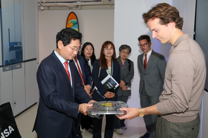 28일(현지시간) ASML 본사에서 이상일 용이늑례시장이 체험관을 둘러보고 있. /용인시