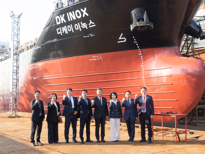 (오른쪽 네 번째부터) 최우일 인터지스 대표이사, (가운데 왼쪽) 나카니시 아츠시 나카니시 조선소 사장 등 양사 관계자들이 28일 중국 양저우시 ‘나카니시’ 조선소에서 열린 ‘디케이 이녹스(DK INOX)’호 진수식 및 명명식에서 선박을 배경으로 기념촬영을 하고 있다. 사진= 인터지스