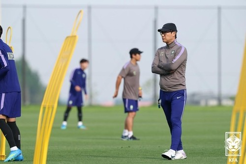 훈련 지켜보는 김정수 남자 U-19 축구대표팀 감독. / 사진=연합뉴스