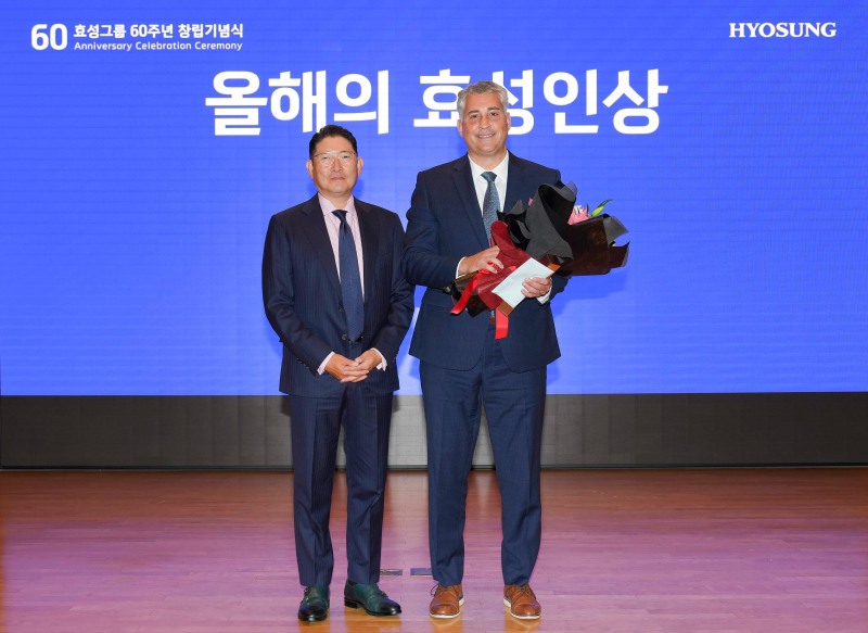 29일 효성 마포본사에서 열린 효성그룹 60주년 창립기념식에서 올해의 효성인상을 수상한 효성HICO 제이슨 닐 법인장(오른쪽)과 효성 조현준 회장(왼쪽)./효성
