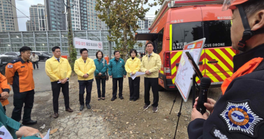 서울시의회 도시안전건설위원회 위원들이 29일 서울 강남구 개포동 구룡마을 화재 현장에서 화재 수습 현황을 보고받고 있다. / 이미지 = 서울시의회