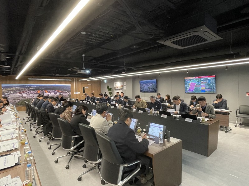 용인특례시는 지난 28일 현장사무실에서 ‘팹(fab) 공사 종합대책 회의’를 개최했다. /용인시