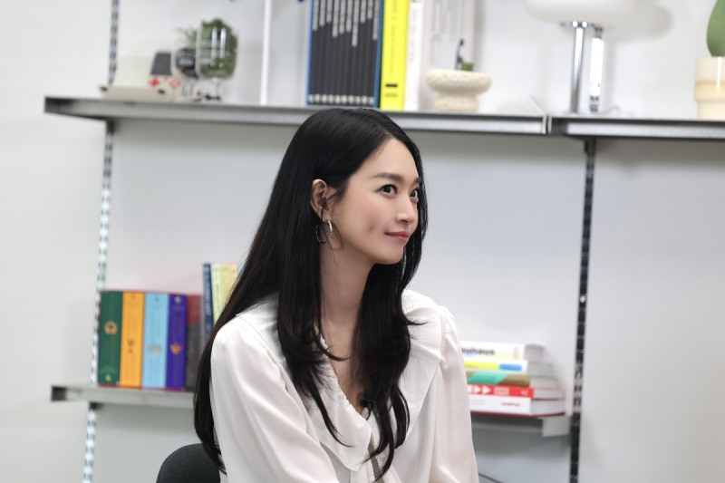‘재혼 황후’ 신민아, 단단하고 우아한 나비에 그 자체…본격 홍보 포문