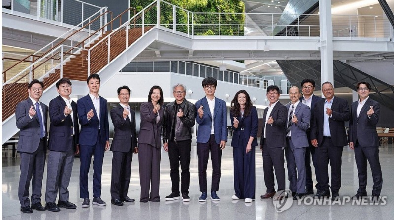 지난 24일 엔비디아 본사를 방문한 이해진 의장, 최수연 대표 등이 젠슨 황 엔비디아CEO와 기념 촬영한 모습. 사진=엔비디아, 연합뉴스
