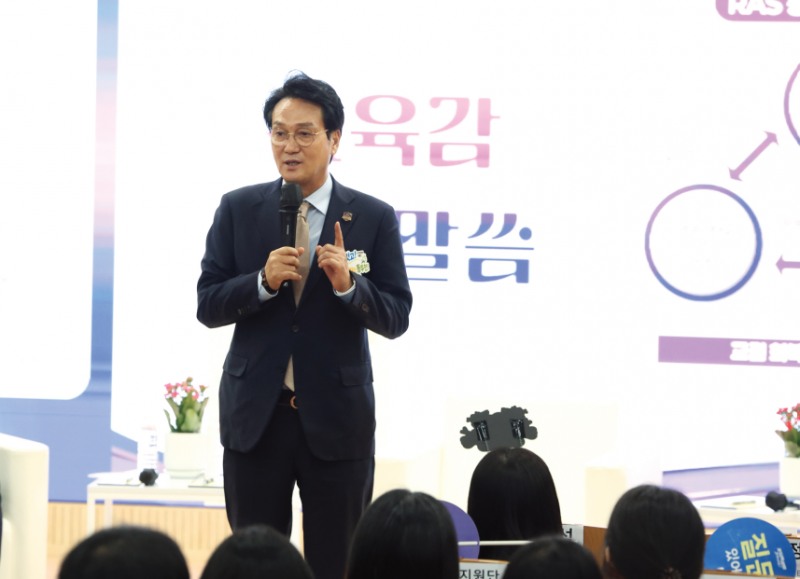 안민석 경기도교육감이 29일 오전 동두천양주교육청에서 박형덕 동두천시장, 강정수 동두천양주교육장, 임현숙 시의회 의장, 시의원, 학부모 등이 참석한 가운데 찾아가는 교육감실 타운홀미팅을 하고 있다. /경기도교육청
