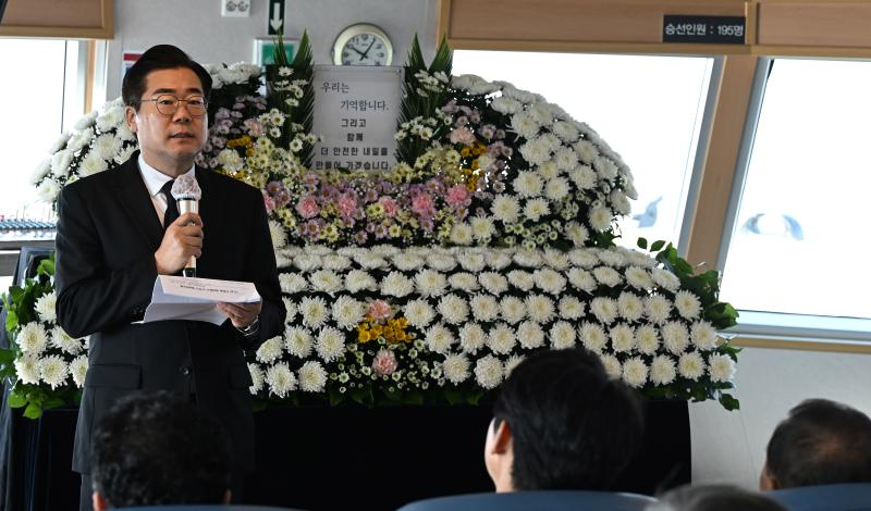 박찬대 인천시장이 30일 팔미도 인근 해상에서 열린 '인현동 화재참사 27주기 해상추모제'에서 추모사를 하고 있다. /인천시