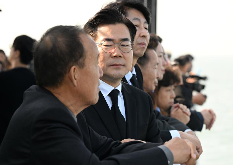 박찬대 인천시장이 30일 팔미도 인근 해상에서 열린 '인현동 화재참사 27주기 해상추모제'에서 유가족을 위로하고 있다. /인천시