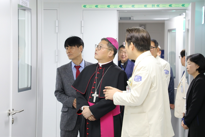 가톨릭세포치료사업단 첨단바이오의약품 제조소 시설투어. (사진제공=가톨릭중앙의료원)