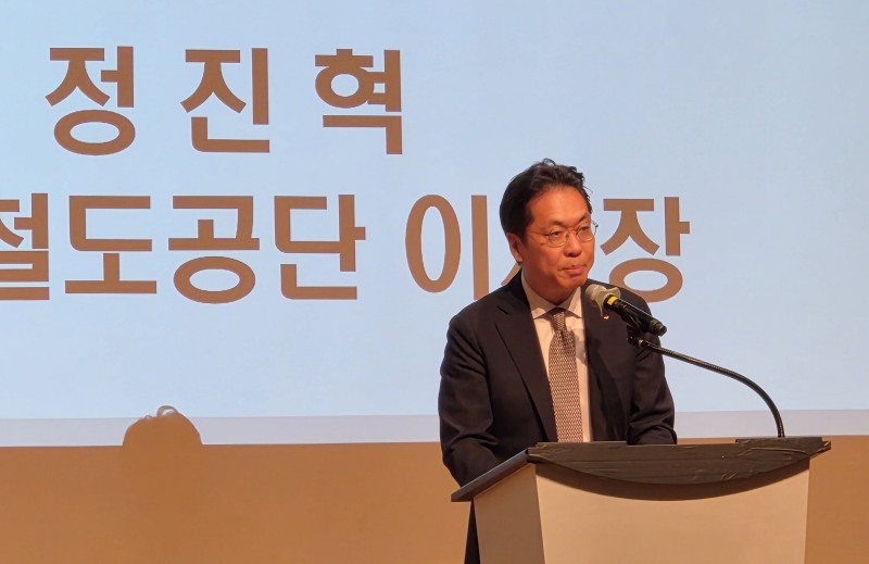 29일 개최된 ‘2026년 한국철도학회 추계학술대회’에서 국가철도공단 정진혁 이사장이 축사를 하고 있다./국가철도공단