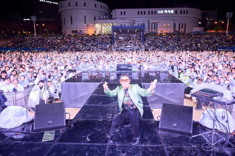 이승철, 축제의 밤 감동으로 물들인 라이브 황제…빗속 1만 관객 환호에 ‘울컥’