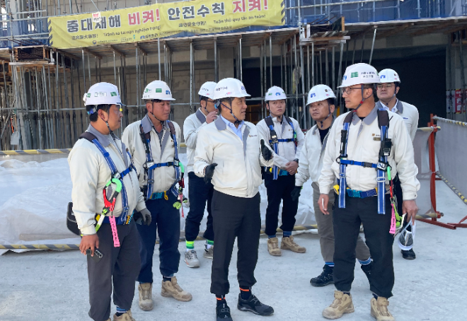김해근 중흥토건 대표이사(왼쪽에서 세 번째)가 27일 경기 양주시 ‘양주역 중흥S-클래스’ 공사 현장을 방문해 안전 점검을 진행하고 있다. 사진= 중흥그룹
