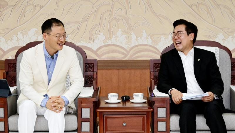 박찬대 인천시장이 30일 시청 접견실에서 열린 '인천광역시-울산광역시, 수소·LNG산업 상생협력 업무협약식'에서 김상욱 울산시장과 협력방안을 논의하고 있다. /인천시
