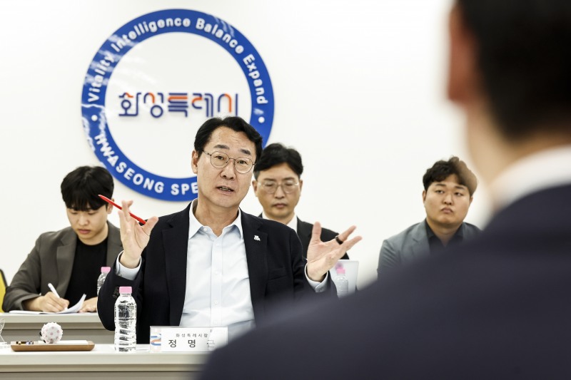 정명근 화성시장이 지난 16일 열린 우주항공 기업인 간담회에서 화성형 우주항공 클러스터 추진 방향에 대해 설명하고 있다. /화성시