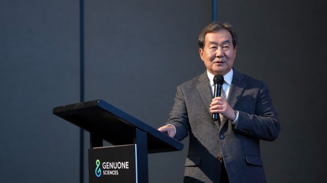 사진=전광현 제뉴원사이언스 대표이사가 ‘2026 제뉴원 고객 초청 행사'에서 2026년 제뉴원사이언스의 주요 성과를 소개하고 내년도 비전을 제시하고 있다. (사진제공:제뉴원사이언스)