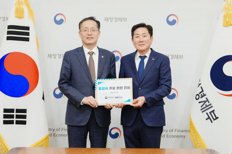 조용호 오산시장(우)이 이형일 부총리 겸 재정경제부 장관(좌)과 함께 하고있다. /페북 캡처