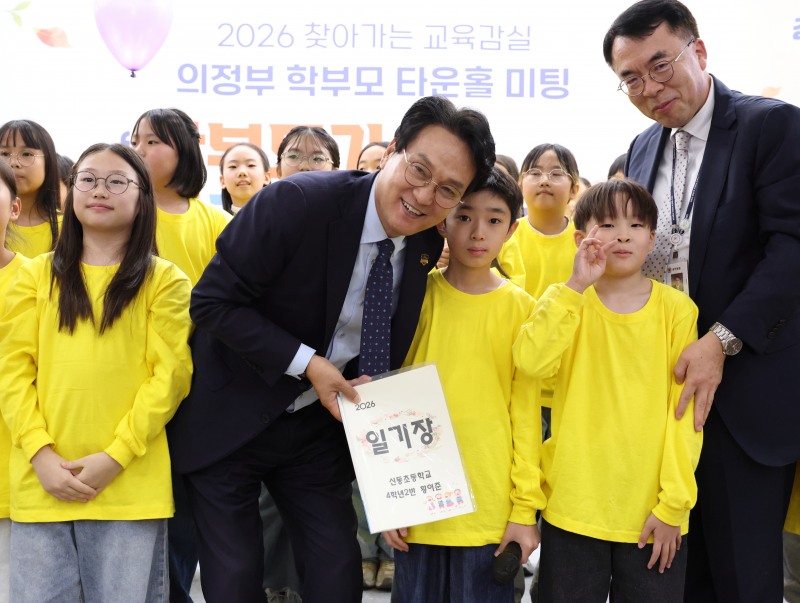 안민석 경기도교육감이 학생들과 함께 하고있다. /경기도교육청