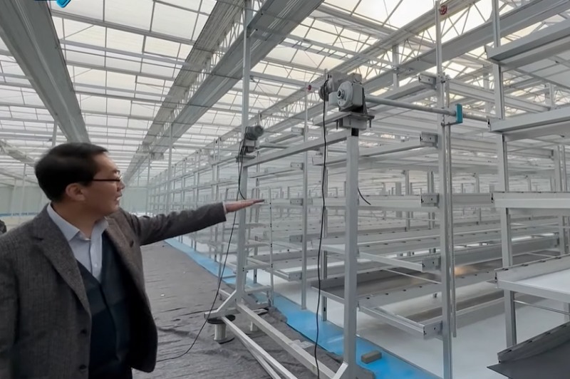 박영환 그린플러스 대표이사가 회사의 스마트팜 작동 원리에 대해 설명하고 있다.(사진=더넥스트뉴스)