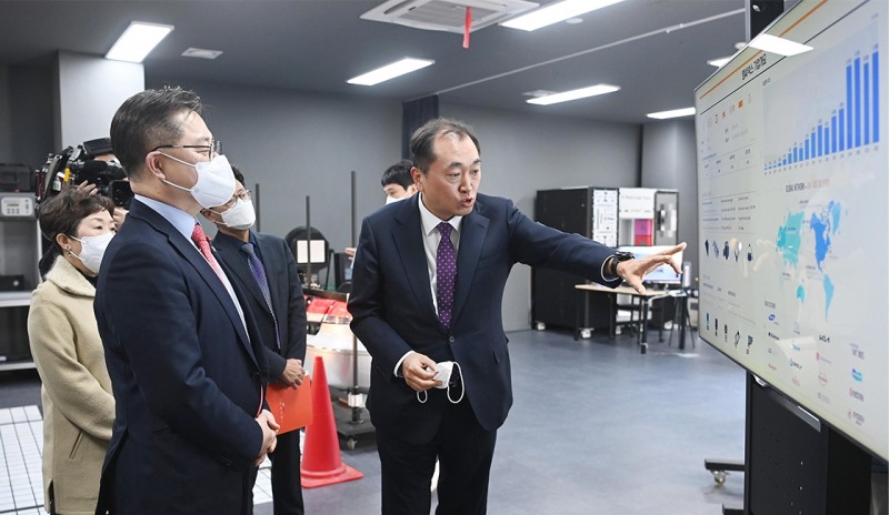 민동욱 엠씨넥스 대표(오른쪽)가 박일준 산업통상자원부 2차관에게 회사 운영현황에 대한 설명을 하고 있다.(사진=엠씨넥스)